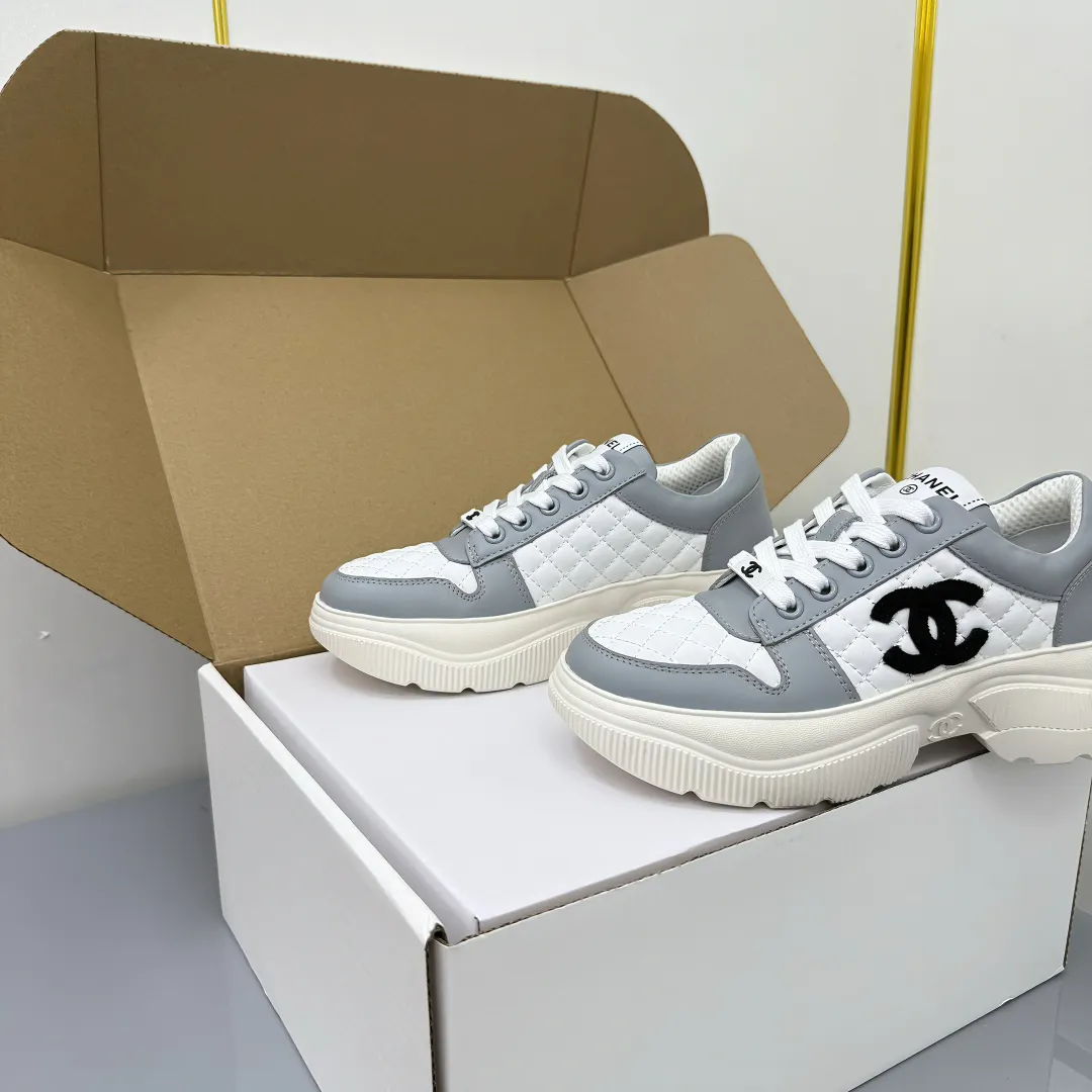 👟👟Ex-factory price 620👟👟 Chanel bread shoes ~ original calfskin panda shoes Chanel 25C latest hot style panda black and white sports shoes casual sneakers Xiaoxiang hot item classic black and white panda color coco girls must pay Fabric: original custom mixed sheepskin lining: original imported breathable mesh lining outsole: Original molded rubber + TPU combination Size: Women's 35-41